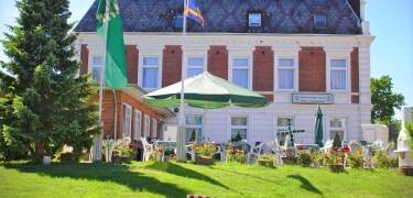 Hotel Holsteinisches Haus is located down by the canal.