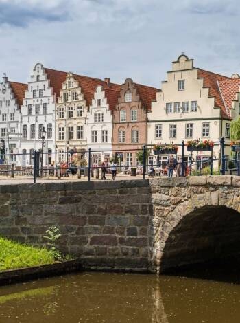 Friedrichstadt, även kallat Lilla Amsterdam, är med sina speciella hus och alla kanaler väl värt ett besök.