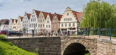 Friedrichstadt er med sine specielle huse og alle kanalerne et besøg værd.