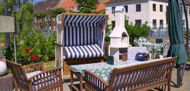I kan nyde hotellets terrasse, som ligger lige ned til kanalerne.