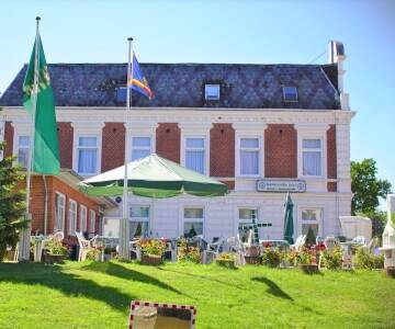 Hotel Holsteinisches Haus ligger ned til kanalen.