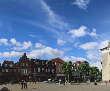 Machen Sie einen Ausflug mit Freunden zum Markt in dem kleinen Hafen von Husum, nicht weit von Friedrichstadt.