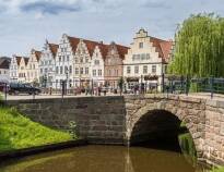 Friedrichstadt, även kallat Lilla Amsterdam, är med sina speciella hus och alla kanaler väl värt ett besök.