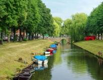 Passa på och åk en tur med kanalbåt och lär er mer om den vackra staden.