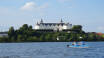 Das imposante weiße Schloss in Plön tront über dem See und ist einen Besuch während Ihrer Ferien unbedingt wert.
