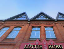 Hotel Lüttje Burg ligger i kort avstand til havnebyen Kiel og det vakre området ved Plön.