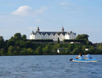 Det imponerende hvite slottet ved Plön troner over innsjøen og er et must å besøke på deres ferie.