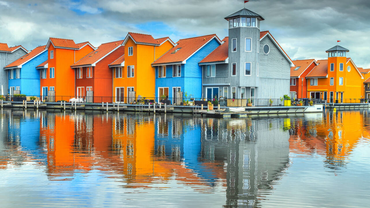 Langs kanalen i Groningen er det mange fargerike hus.