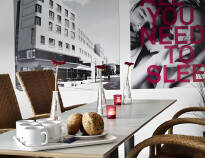 Starta dagen med en härlig frukost med utsikt över Odense centrum.