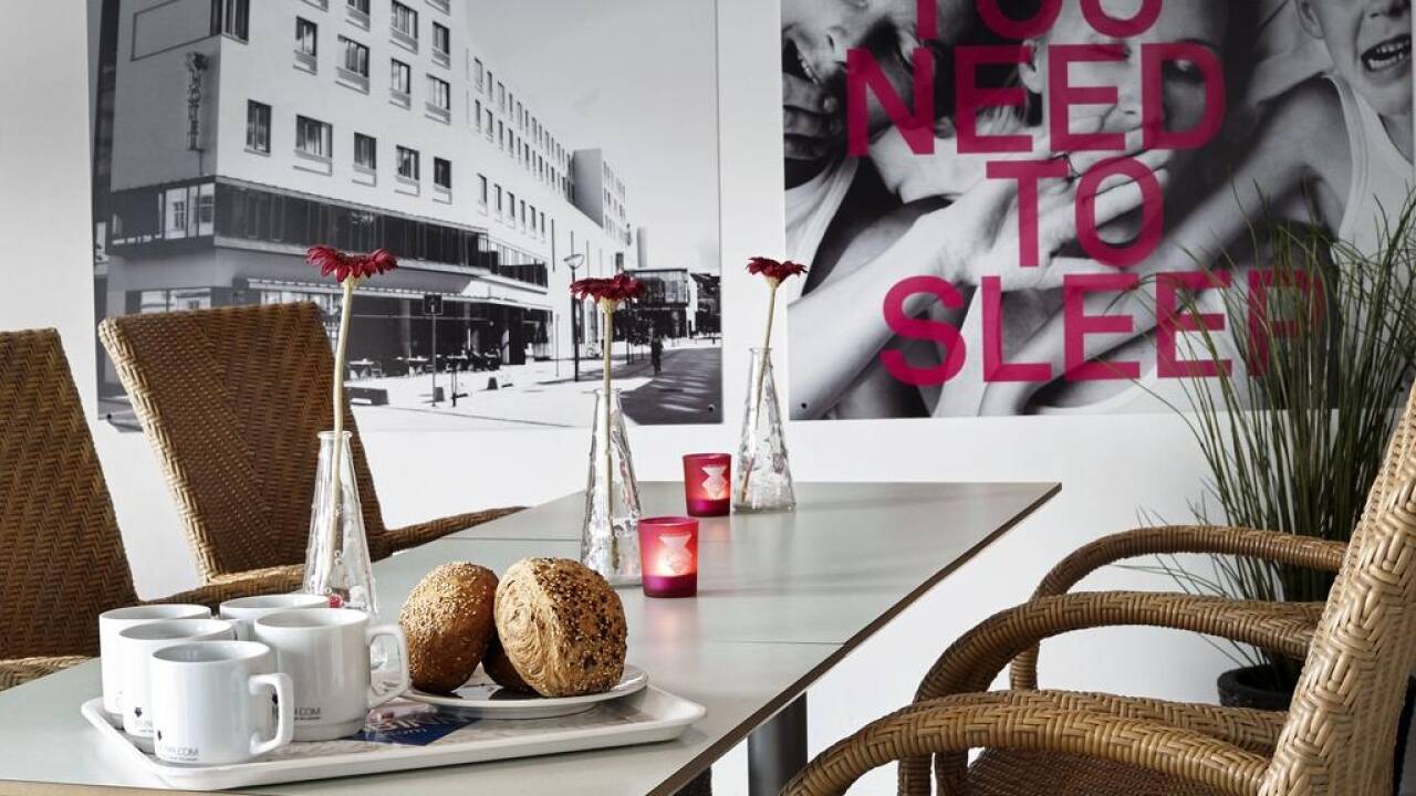 Start dagen med en herlig frokost med utsikt over Odense sentrum.