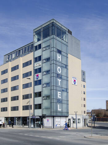 Das Hotel liegt zentral in Odense in der Nähe des Hauptbahnhofs.