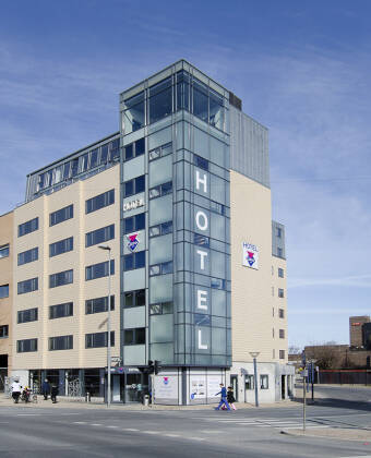 Hotellet har ett centralt läge i Odense, nära centralstationen.