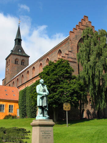 Die Sankt-Knud-Kathedrale ist einen Besuch wert und verbirgt einige aufregende Geschichten.