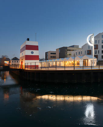 Odense havnebassin er åbent om sommeren og en frisk dukkert er vel aldrig af vejen, når solen stråler.