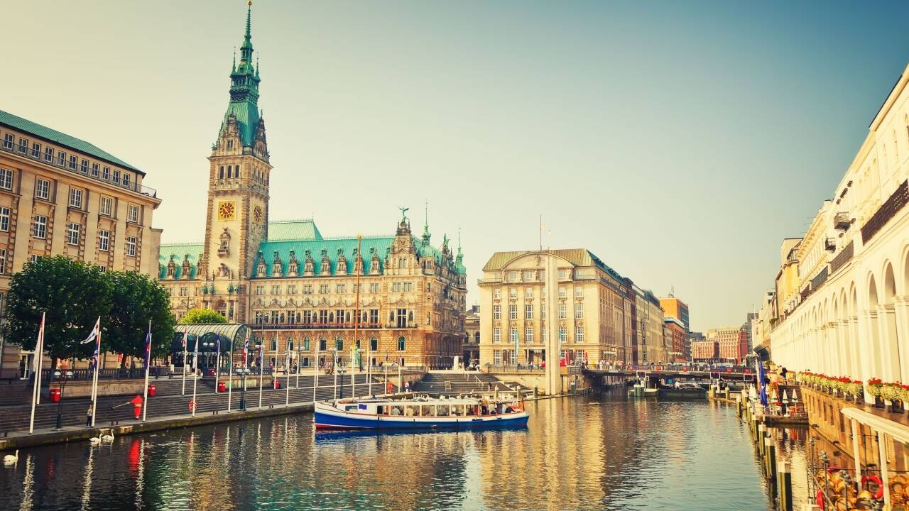 Tag en spændende tur til Tysklands næststørste by, Hamborg. Oplev millionbyen fra vandet med kanalrundfarten.