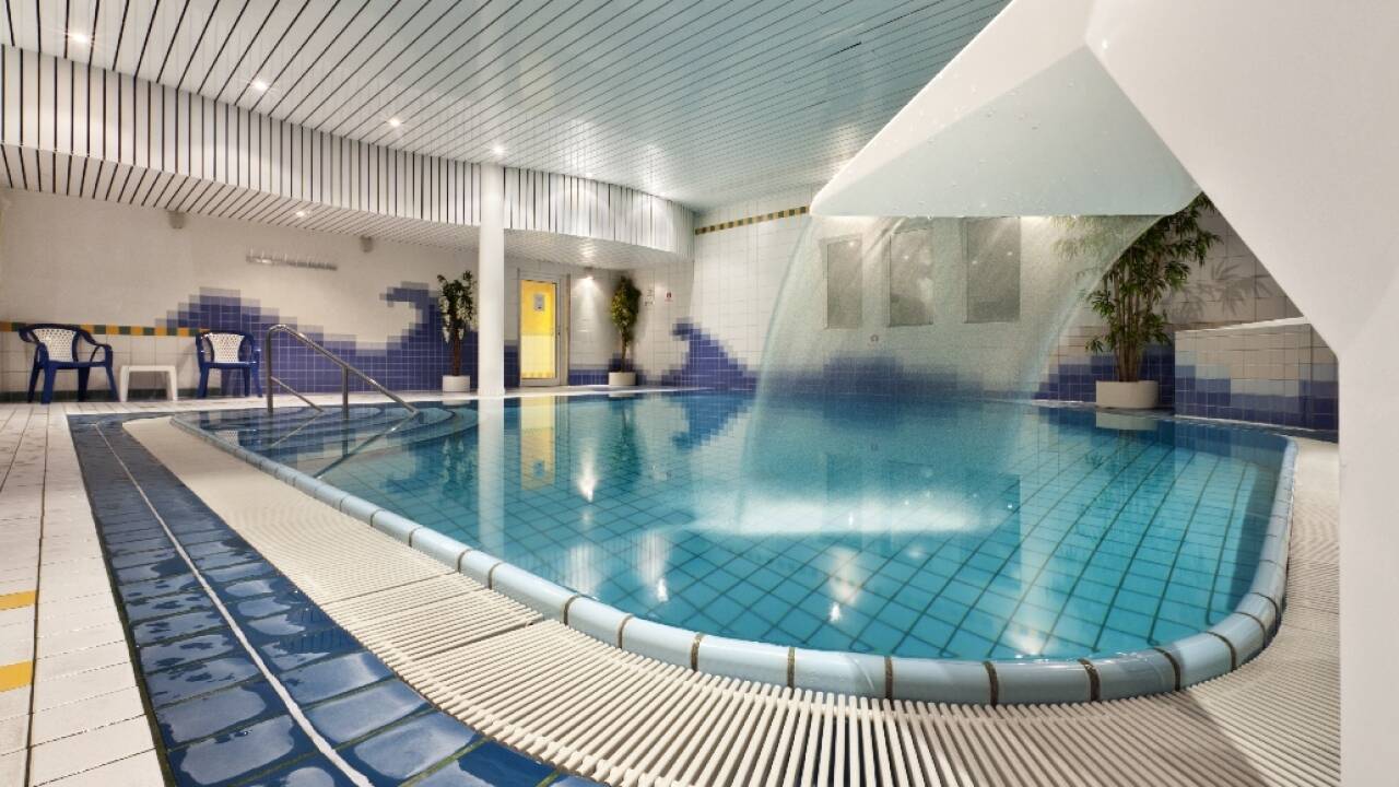 Ta en dukkert i hotellets innendørs svømmebasseng og stress ned i badstuen.
