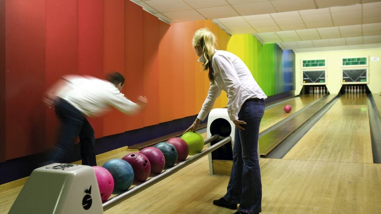 Utfordre hverandre med en runde bowling på hotellets helt egne bowlingbane.