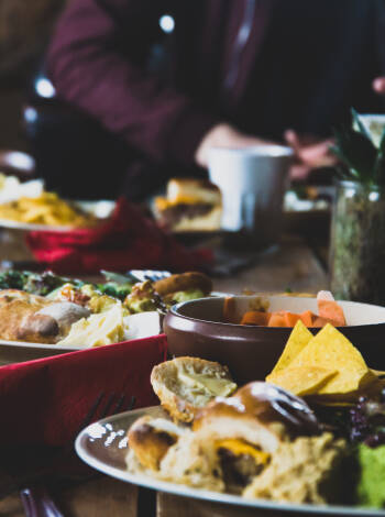 The restaurant and eateries in the area serve delicious gastronomy.