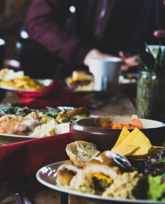 Både hotellets restaurang och många av områdets restauranger serverar spännande gastronomiska upplevelser