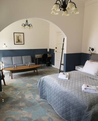 Die Hotelzimmer sind modern und komfortabel eingerichtet.