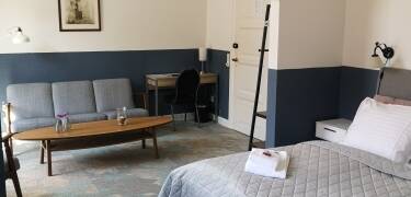 Die Hotelzimmer sind modern und komfortabel eingerichtet.