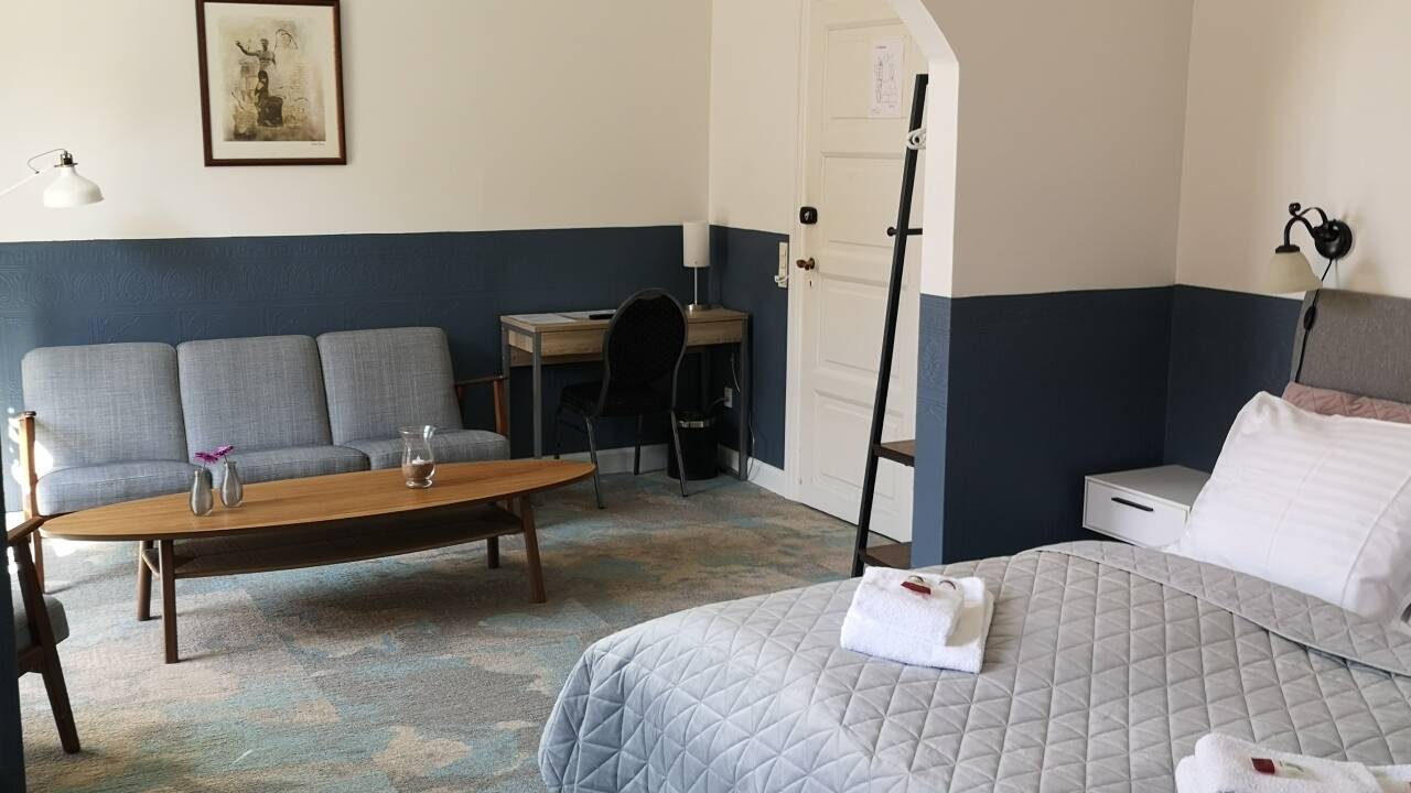 Hotellets værelser er moderne og komfortabelt indrettede.