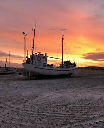 Oplev det smukke område omkring Jammerbugten, som bestemt ikke bliver mindre smukt i solnedgangen.