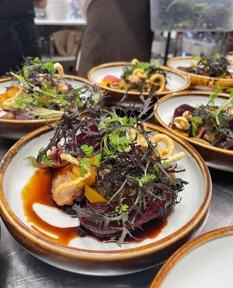 Nyd et ophold med masser af god mad i restauranten hvor køkkenet har stort fokus på anvendelsen af årstidens lokale råvarer.
