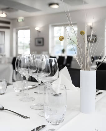 Restauranten på Rønnes Hotel Slettenstrand er yderst hyggelig og har altid en uformel dejlig stemning.