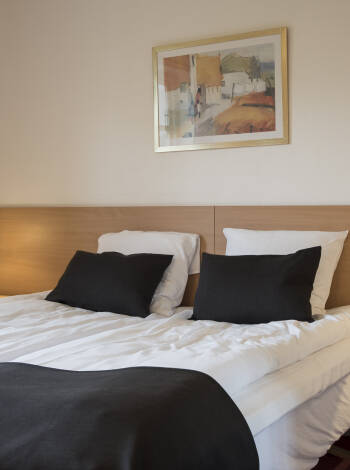 Die gemütlichen Zimmer sind ca. 20 m² groß und haben ein eigenes Bad mit WC und Haartrockner.