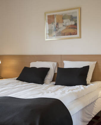 Hotellets dobbeltværelser tilbyder god plads i hyggelige, hjemlige rammer.