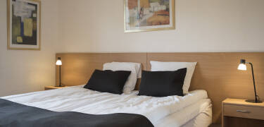 Hotellets dobbeltværelser tilbyder god plads i hyggelige, hjemlige rammer.