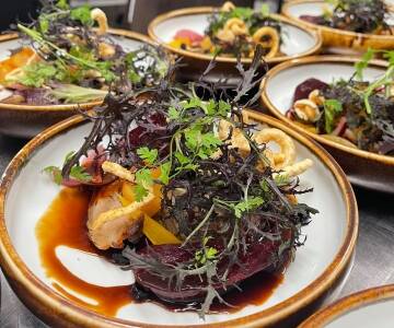 Nyt et opphold med god mat i restauranten, hvor kjøkkenet har et stort fokus på bruk av sesongens ingredienser