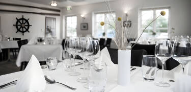 Restauranten på Rønnes Hotel Slettenstrand er yderst hyggelig og har altid en uformel dejlig stemning.