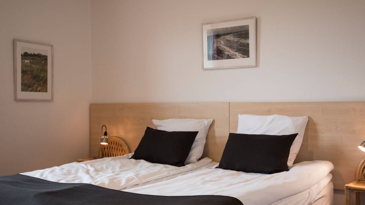 Hotellets dobbeltværelser tilbyder god plads i hyggelige, hjemlige rammer.