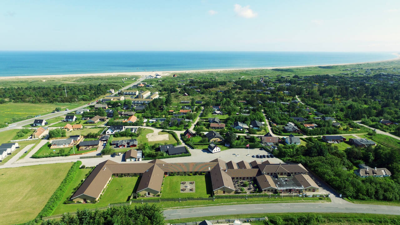 Rønnes Hotel har en suveræn placering tæt på stranden og vandet i Nordvestjylland.