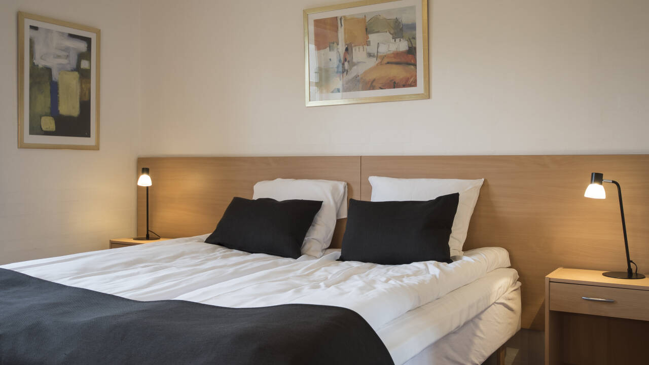 Hotellets dobbeltværelser tilbyder god plads i hyggelige, hjemlige rammer.