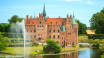 Odense är beläget mitt på Fyn och en av öns populäraste sevärdheter är Egeskov Slott.