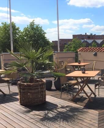 Herzlich willkommen im City Hotel Odense in zentraler Lage, im Hans Christian Andersen Viertel, der Altstadt von Odense.