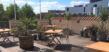 När vädret tillåter kan ni njuta av sol, svalkande drycker och fin utsikt uppe på takterrassen.