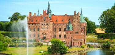 Machen Sie einen Ausflug mit Freunden oder mit der Familie zum Schloss Egeskov, der beliebtesten Touristenattraktion Fünens.
