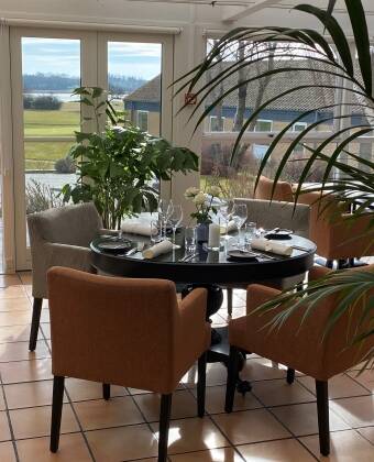 Fra hotellets egen restaurant er det en meget flott utsikt over Stege Nor.
