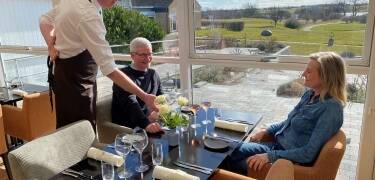 Opholdet inkluderer både morgenmad, og dejlig aftensmad i den hyggelige restaurant