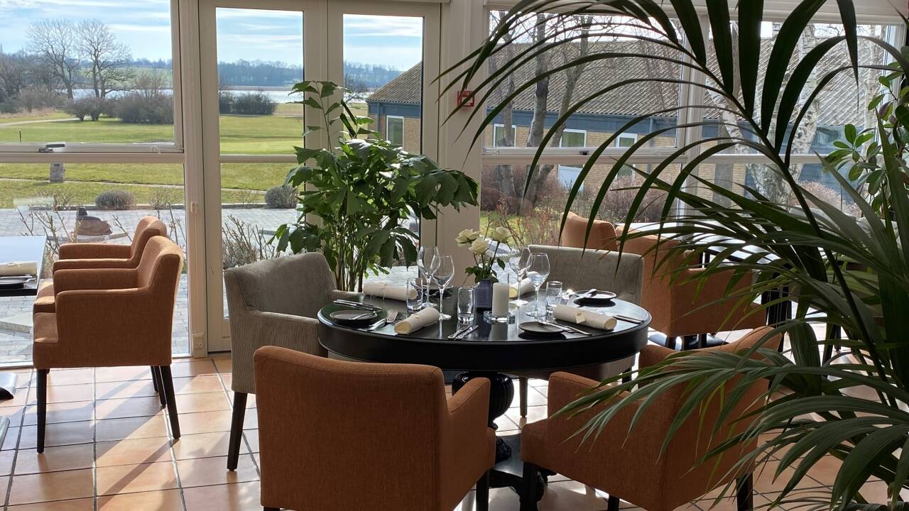 Fra hotellets egen restaurant er det en meget flott utsikt over Stege Nor.