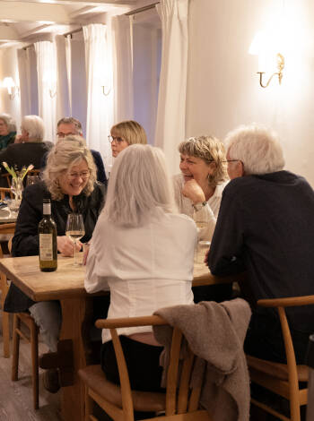 Oplev varm gæstfrihed fra Anna og hendes imødekommende team som sørger for, at alle gæster føler sig hjemme.