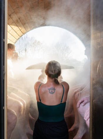 Slappna av i den unika tunnbastun för en extra lugnande wellness-upplevelse.