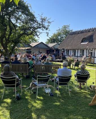 An einem warmen Tag gibt es nichts Schöneres als den Garten von Kirsebærkroen – ein wunderbarer Ort zum Entspannen, Sonnenbaden und für gesellige Stunden.!