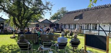 An einem warmen Tag gibt es nichts Schöneres als den Garten von Kirsebærkroen – ein wunderbarer Ort zum Entspannen, Sonnenbaden und für gesellige Stunden.!