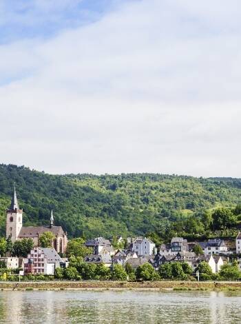 Dette historiske hotel tilbyder en suveræn beliggenhed midt i vinbyen Rüdesheim’s gamle bydel tæt på Rhinen.