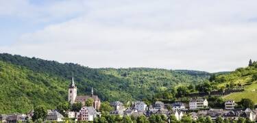 Das historische Hotel hat eine hervorragende Lage im Herzen der Weinstadt Rüdesheim am Rhein.